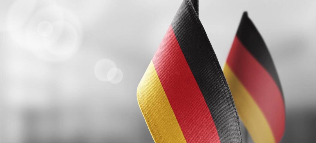 small-national-flags-germany-light-blurry-wall-2048x932 small-national-flags-germany-light-blurry-wall-2048x932